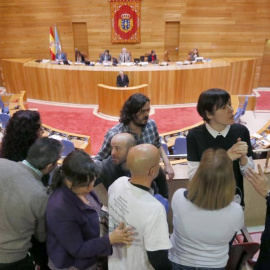 Los diputados de En Marea, Luís Villares (4, izq) y Antón Sánchez, (5, izq) y la portavoz del BNG, Ana Pontón (7, izq), saludan en la tribuna de público a los representantes de una asociación de víctimas del Alvia. | LAVANDEIRA JR. (EFE)