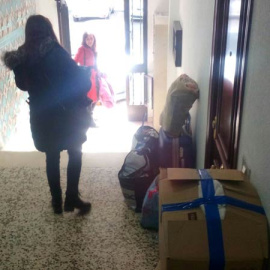 La hija de Antonia espera en el portal de su casa a terminar el desahucio. | M.S.