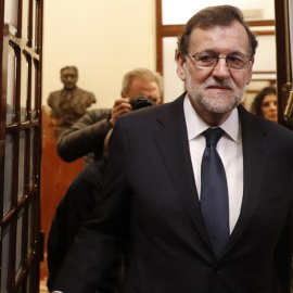 El presidente del Gobierno, Mariano Rajoy, a su entrada hoy al hemiciclo para asistir a la sesión de control al Gobierno en el pleno del Congreso de los Diputados. EFE/Javier Lizón