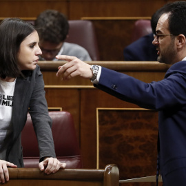 La portavoz parlamentaria de Podemos, Irene Montero, conversa con el portavoz parlamentario socialista, Antonio Hernando, durante la sesión de control al Gobierno en el pleno del Congreso de los Diputados. EFE/Mariscal