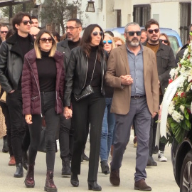 Paz Padilla despide a su madre con el apoyo de su hija Anna