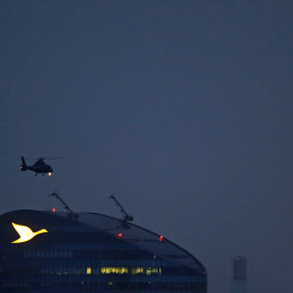El logo de la cadena AccorHotels en su sede en el barrio parisino de Issy-les-Moulineaux, con la Torre Eiffel al fondo. REUTERS/Christian Hartmann