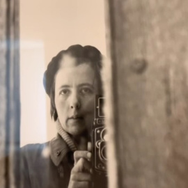 La identidad y existencia de Vivian Maier llegan a Valladolid con una exposición de sus autorretrato