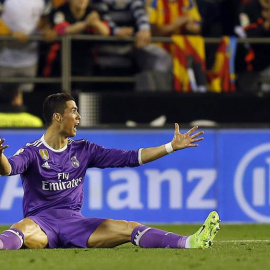 Cristiano Ronaldo se lamenta en el suelo. | EFE