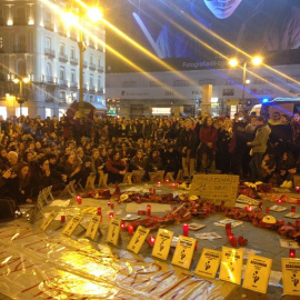 Centenares de personas se concentraban en la Puerta del Sol para apoyar a las 5 mujeres en huelga de hambre.PÚBLICO