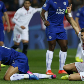 El delantero montenegrino del Sevilla Stevan Jovetic (d) protesta durante el partido de octavos de final de la Liga de Campeones contra el Leicester. | JOSÉ MANUEL VIDAL (EFE)