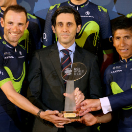 El presidente de Telefónica, Álvarez Pallete, junto al equipo ciclista de Madrid. REUTERS