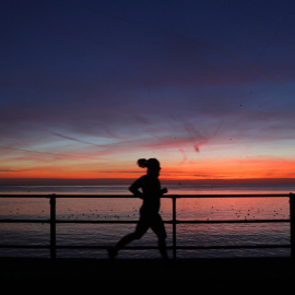 Una joven haciendo running.