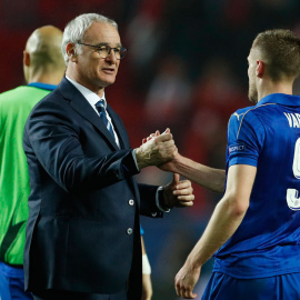 Claudio Ranieri saluda al delantero James Vardy tras el final del partido ante el Sevilla en la Champions./REUTERS