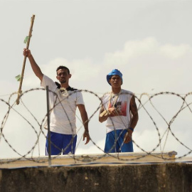 Dos presos en un tejado de la cárcel de Alcacuz, en Natal (Brasil). - EFE