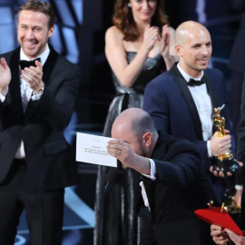 Jordon Horowitz, productor de 'La La Land', enseña la tarjeta que acredita el triunfo de 'La La Land'. | REUTERS