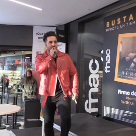 David Bustamante derrocha simpatía con sus fans sevillanos