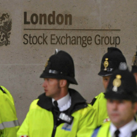 Varios policías británicos en la puerta de la sede de la Bolsa de Londres, en la City.  REUTERS/Andrew Parsons