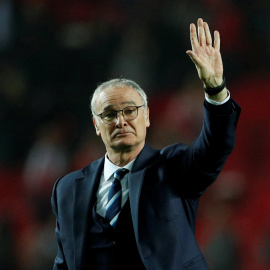 Claudio Ranieri saluda tras el partido ante el Sevilla de Champions en el Sánchez Pizjuán. /REUTERS