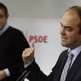 Los coordinadores del área Económica y de la Política de la Ponencia marco del PSOE, José Carlos Díez y Eduardo Madina, respectivamente, durante la rueda de prensa que han ofrecido en la sede de la calle Ferraz. EFE/Emilio Naranjo
