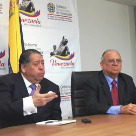 El abogado constitucionalista venezolano Hermann Escarrá (i), junto al embajador de Venezuela en España, Mario Isea (d), durante un encuentro con la prensa en Madrid. EFE