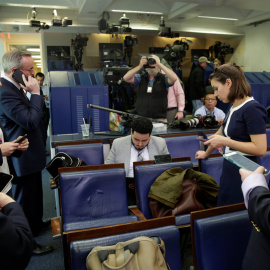 Periodistas en la sala de prensa de la Casa Blanca. REUTERS/Yuri Gripas