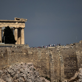 Una bandera giega ondea frente al Parthenon, en la Acrópolis de Atenas. REUTERS/Marko Djurica