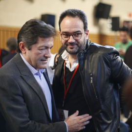 El presidente de la gestora socialista, Javier Fernández, y el portavoz del PSOE en el Congreso, Antonio Hernando.- EFE