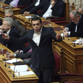 El primer ministro griego, Alexis Tsipras, da un discurso ante el Parlamento en Atenas donde informó de las últimas decisiones tomadas por el Eurogrupo. EFE/Alexandros Beltes