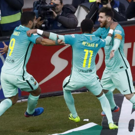 Los jugadores del Baça celebran el gol de la victoria, anotado por Leo Messi.- EFE