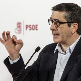 El exlehendakari Patxi López, uno de los aspirantes a liderar el PSOE, durante un acto con militantes del partido en Burgos. EFE/Santi Otero