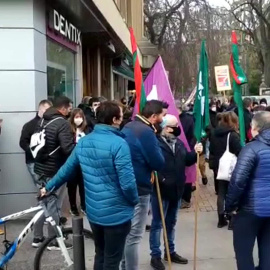 Sindicatos se concentran ante el Parlamento para rechazar los Presupuestos