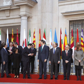 El rey Felipe VI con el presidente del Gobierno, Mariano Rajoy, el ministro de Hacienda, Cristóbal Montoro, y los jefes de Ejecutivos autonómicos asistentes a la VI Conferencia de Presidentes en el Senado, el pasado enero. EFE