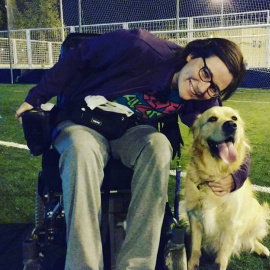 Belén con su perra.