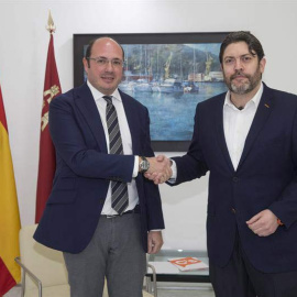 A la izquierda, el presidente de la Región de Murcia, Pedro Antonio Sánchez, junto al lider regional de Ciudadanos, Miguel Sánchez, durante la reunión que mantuvieron en Cartagena. | MARCIAL GUILLÉN (EFE)