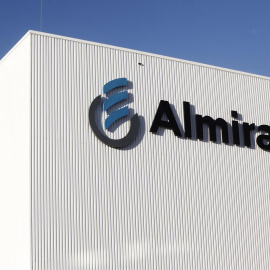 El logo de Almirall en una de las plantas de la farmaceútica catalana. E.P.