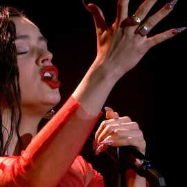 Rosalía revoluciona los Goya con su versión de 'Me quedo contigo'