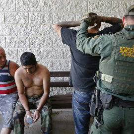 Agentes de la Patrulla Fronteriza de Estados Unidos (USBP) detienen a varios inmigrates tras cruzar el Río Grande cerca de McAllen en Texas. | LARRY W. SMITH (EFE)