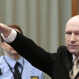 El autor de la masacre de 2011 en Oslo y la isla de Utøya, Behring Breivik (d), a su entrada en la sala de los juzgados de la prisión de Skien (Noruega). EFE/Lise Aserud