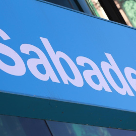 Logo del Banco Sabadell en una sucursal de la entidad en Madrid. E.P.