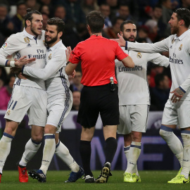 Nacho sujeta a Bale tras ser expulsado. - REUTERS