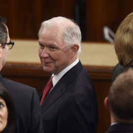 El fiscal general de EEUU, Jeff Sessions, espera a que el presidente estadounidense Donald J. Trump llegue para entregar su primer discurso a una sesión conjunta del Congreso. | PETE MAROVICH (EFE)