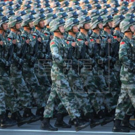 Soldados del Ejército Chino desfilando en la plaza de Tiananmen en Beijin./EFE