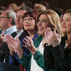 La secretaria general del PSOE andaluz y presidenta de la Junta, Susana Díaz (2d), junto a la expresidenta del PSOE Micaela Navarro (3d), durante el acto conmemorativo del Día de Andalucía organizado hoy por esta formación política. /EFE