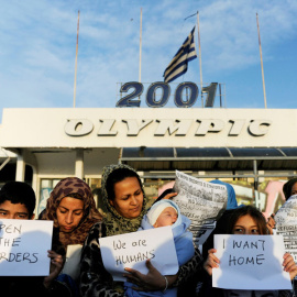 Inmigrantes en Atenas. REUTERS/Michalis Karagiannis