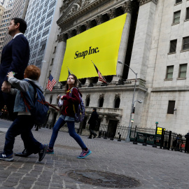 Fachada de Wall Street este jueves con el logo de Snap. REUTERS/Brendan McDermid