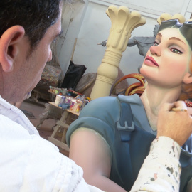 Los artistas falleros dan el toque final a sus creaciones