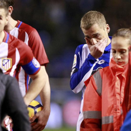 El centrocampista del Deportivo de la Coruña, Alejandro Bergantiños (3d), preocupado mientras los servicios médicos atienden al delantero del Atlético de Madrid, Fernando Torres