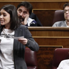 La portavoz parlamentaria, Irene Montero (abajo-i), junto al líder de Podemos, Pablo Iglesias (abajo-d), el secretario de Estrategia Política, Íñigo Errejón (arriba-d), y el diputado Rafa Mayoral (arriba-2d), durante su intervención hoy en 