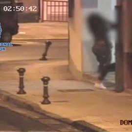Captura del vídeo en el que un hombre agrede a su expareja cerca de la comisaría de Lugo.