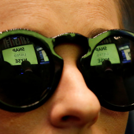 Una mujer usa las gafas de Snapchat en la Bolsa de Nueva York (NYSE). REUTERS / Brendan McDermid