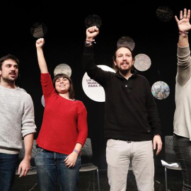 El secretario general de Podemos, Pablo Iglesias (d), junto al secretario general de Podemos Madrid, Ramón Espinar (i), y las consejeras ciudadanas municipales Maby Cabrera (d) y Fani Schweich (2i), durante reunión que ha mantenido con los 