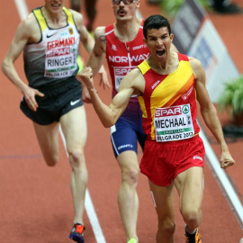 Adel Mechaal celebra su victoria en la final de los 3.000 metros en el Europeo en pista. /EFE