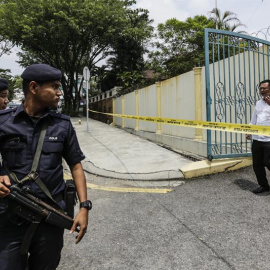 Un diplomático norcoreano sale de la Embajada de Corea del Norte ante la atenta mirada de dos policías malasios, en Kuala Lumpur. - EFE
