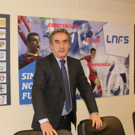 Javier Lozano posa en la sede de la LNFS para la entrevista. /LFNS